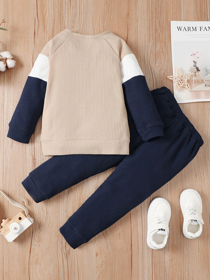 Gemütliche gestrickte Waffel-Buchstaben-Babykleidung für Jungen