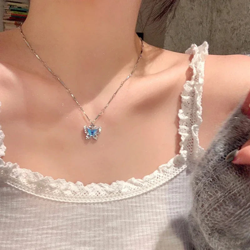 Collier pendentif papillon en cristal bleu romantique 