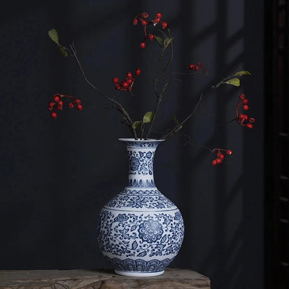 Vase en céramique bleue et blanche à corps mince