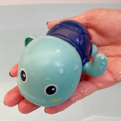 Baby-Badespielzeug, das eine niedliche Schwimmschildkröte badet