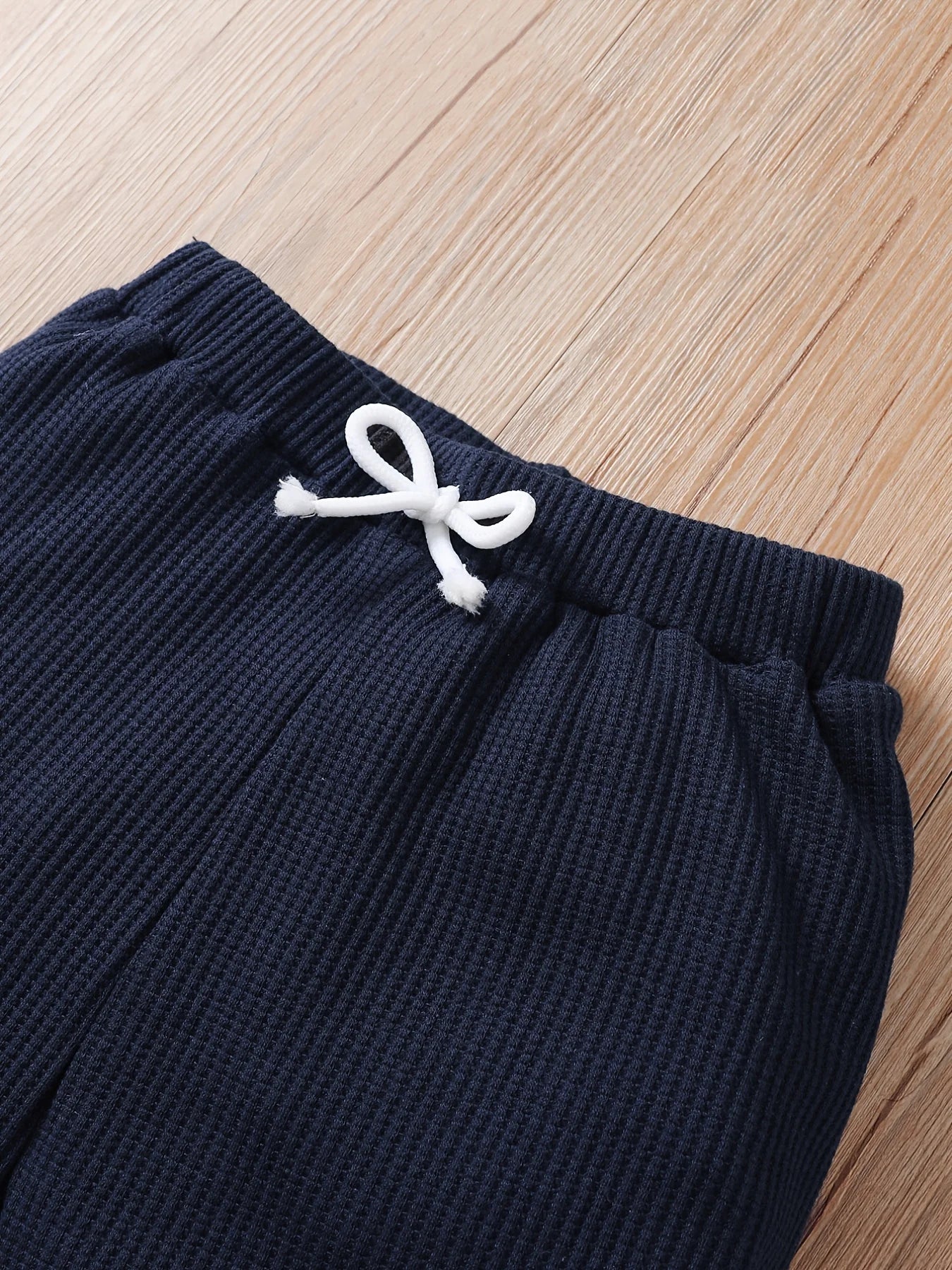 Gemütliche gestrickte Waffel-Buchstaben-Babykleidung für Jungen