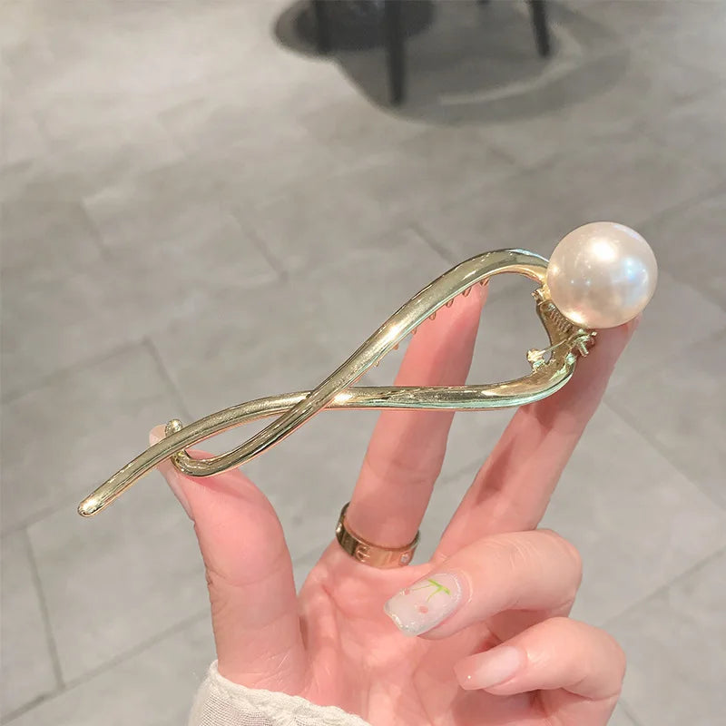 Haarspange mit Perlenbogen, stilvolles Accessoire