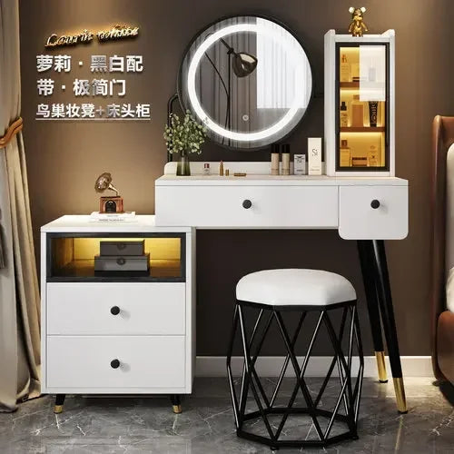 Nordischer Schminktisch fürs Schlafzimmer mit Dimmspiegel