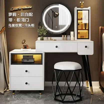 Nordischer Schminktisch fürs Schlafzimmer mit Dimmspiegel