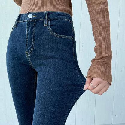 Röhrenjeans mit hoher Taille: Vintage-Stil für Damen