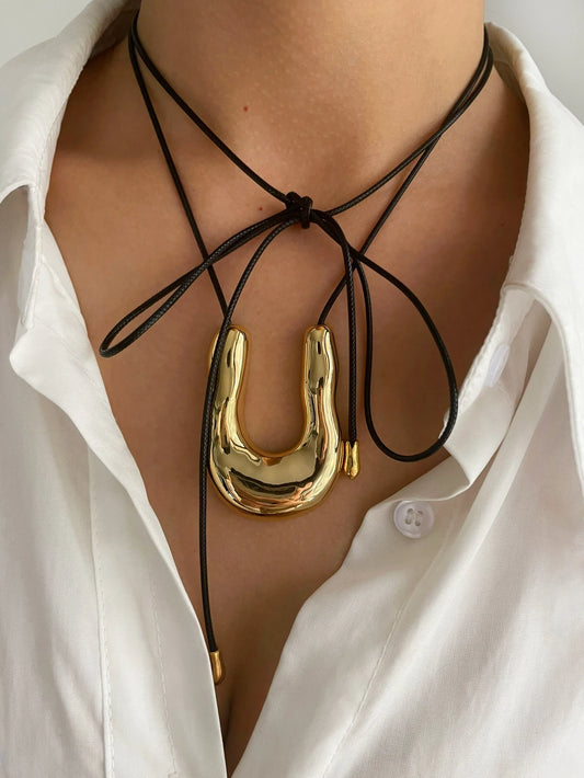 Women U-Shape Horseshoe Pendant Necklace