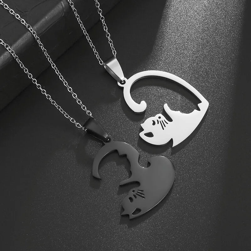 Collier pour couple avec motif de chat qui s'embrasse