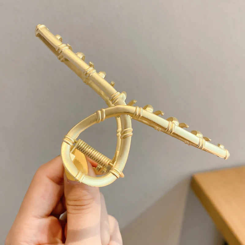 Pince à cheveux dorée : Rétro Chic