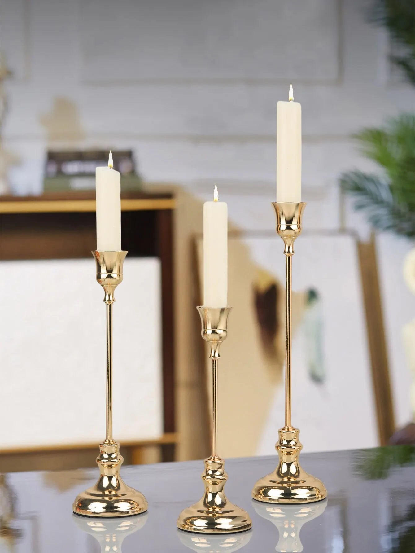 Einfache Kerzenhalter aus Metall für die Inneneinrichtung
