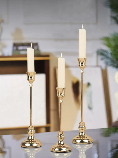 Einfache Kerzenhalter aus Metall für die Inneneinrichtung