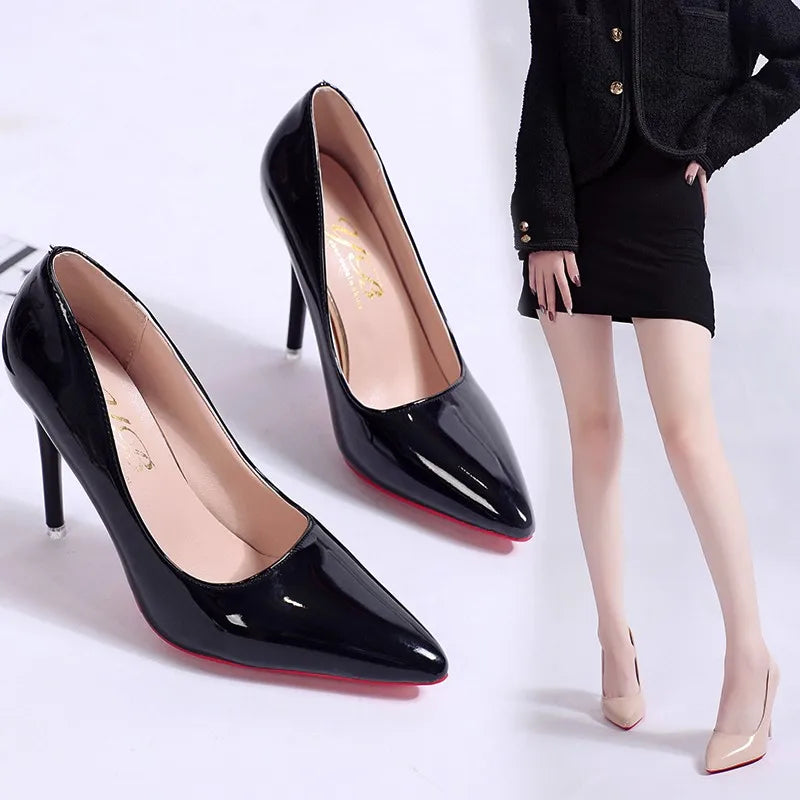 Damen-Schuhe mit rotem Boden, spitzer Zehenpartie und hohem Absatz