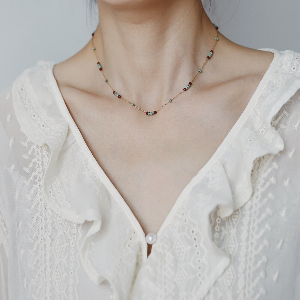 Halskette mit Glasperlen aus Kiefernstein