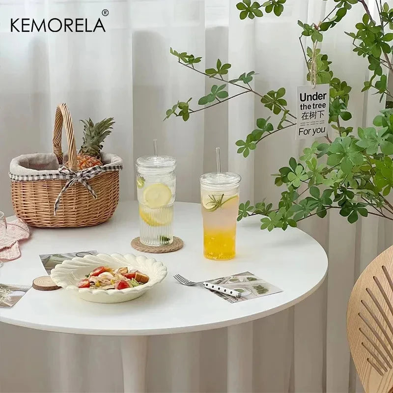 Verres transparents avec couvercle et paille