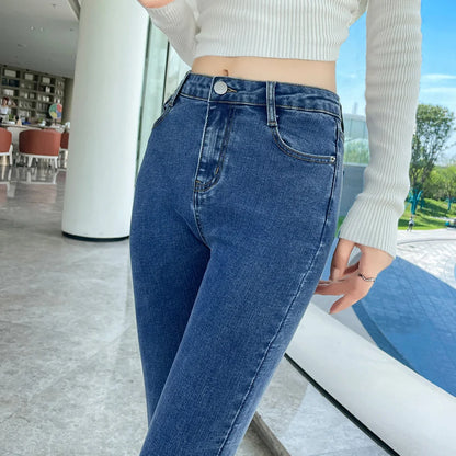 Röhrenjeans mit hoher Taille: Vintage-Stil für Damen