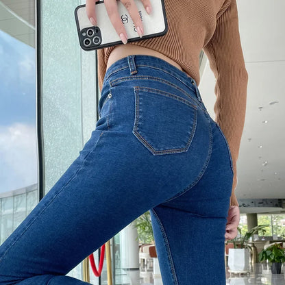 Röhrenjeans mit hoher Taille: Vintage-Stil für Damen