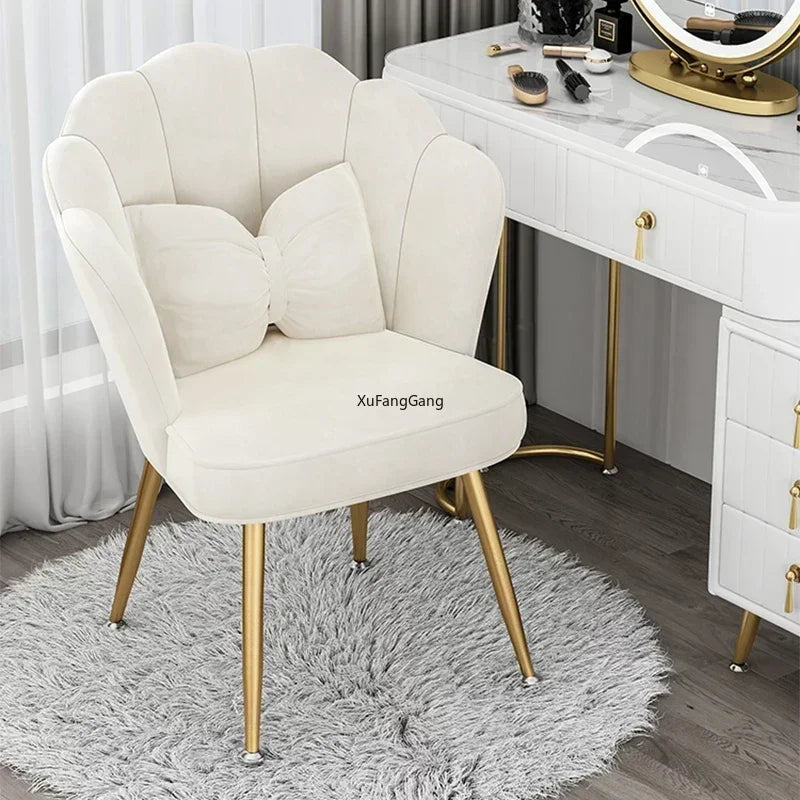 Chaise de salle à manger de luxe en velours avec accoudoirs pour plus de confort