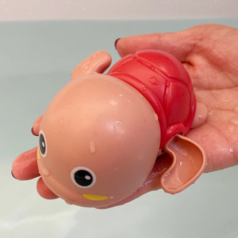 Baby-Badespielzeug, das eine niedliche Schwimmschildkröte badet