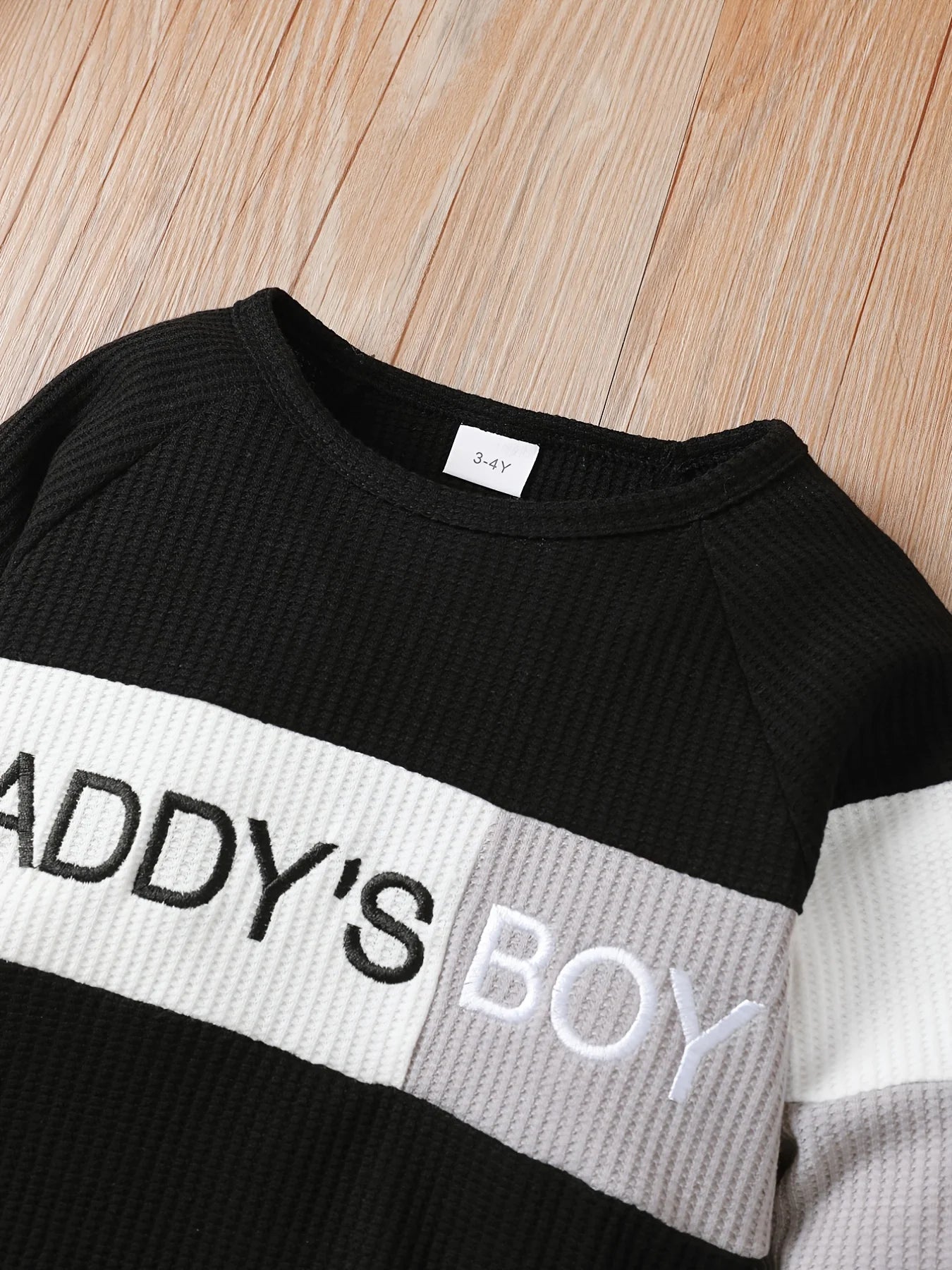 Gemütliche gestrickte Waffel-Buchstaben-Babykleidung für Jungen