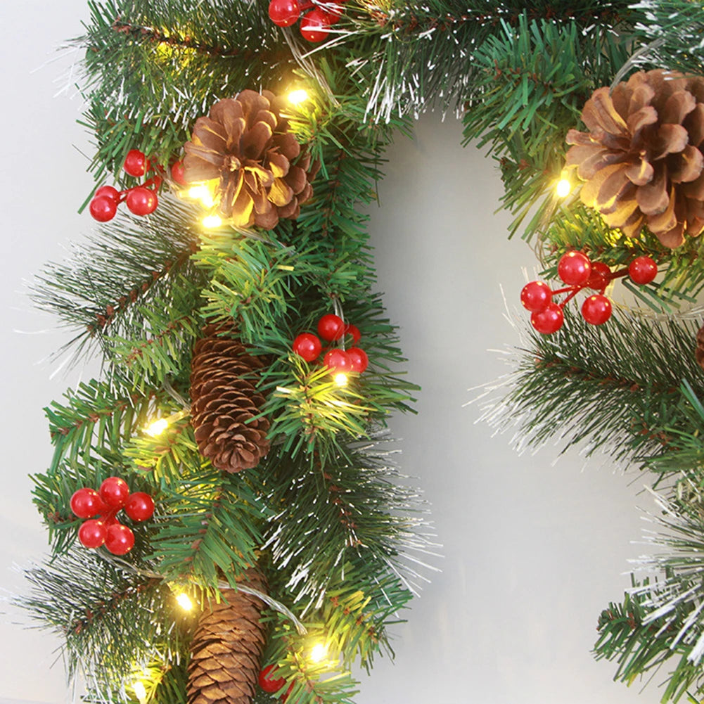 Weihnachtsgirlanden mit Tannenzapfen und rotem Beerenkranz 