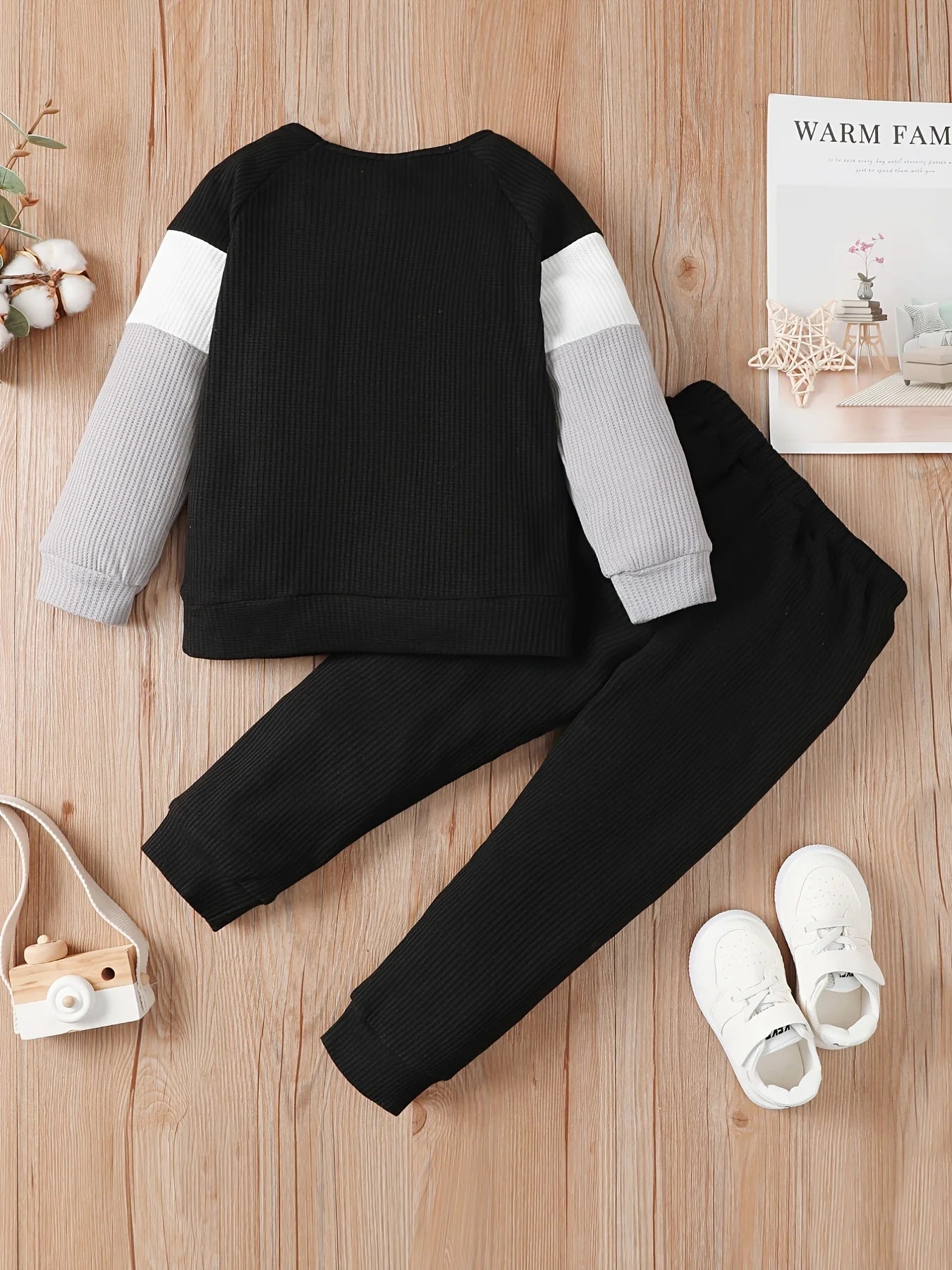 Gemütliche gestrickte Waffel-Buchstaben-Babykleidung für Jungen