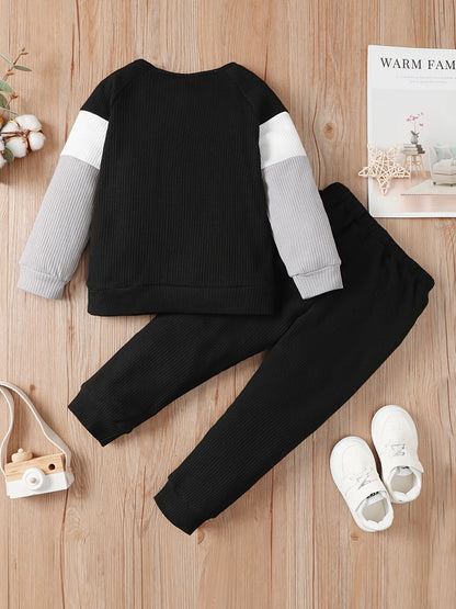 Gemütliche gestrickte Waffel-Buchstaben-Babykleidung für Jungen