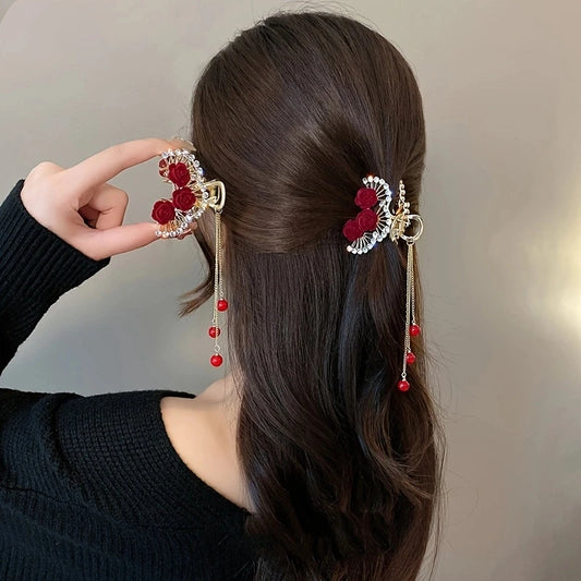 Pince à cheveux avec pompon et perles en strass