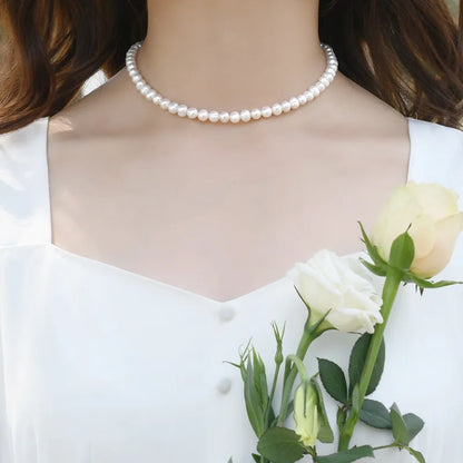 Collier ras du cou en chaîne de perles blanches