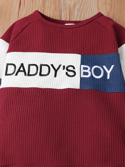 Gemütliche gestrickte Waffel-Buchstaben-Babykleidung für Jungen