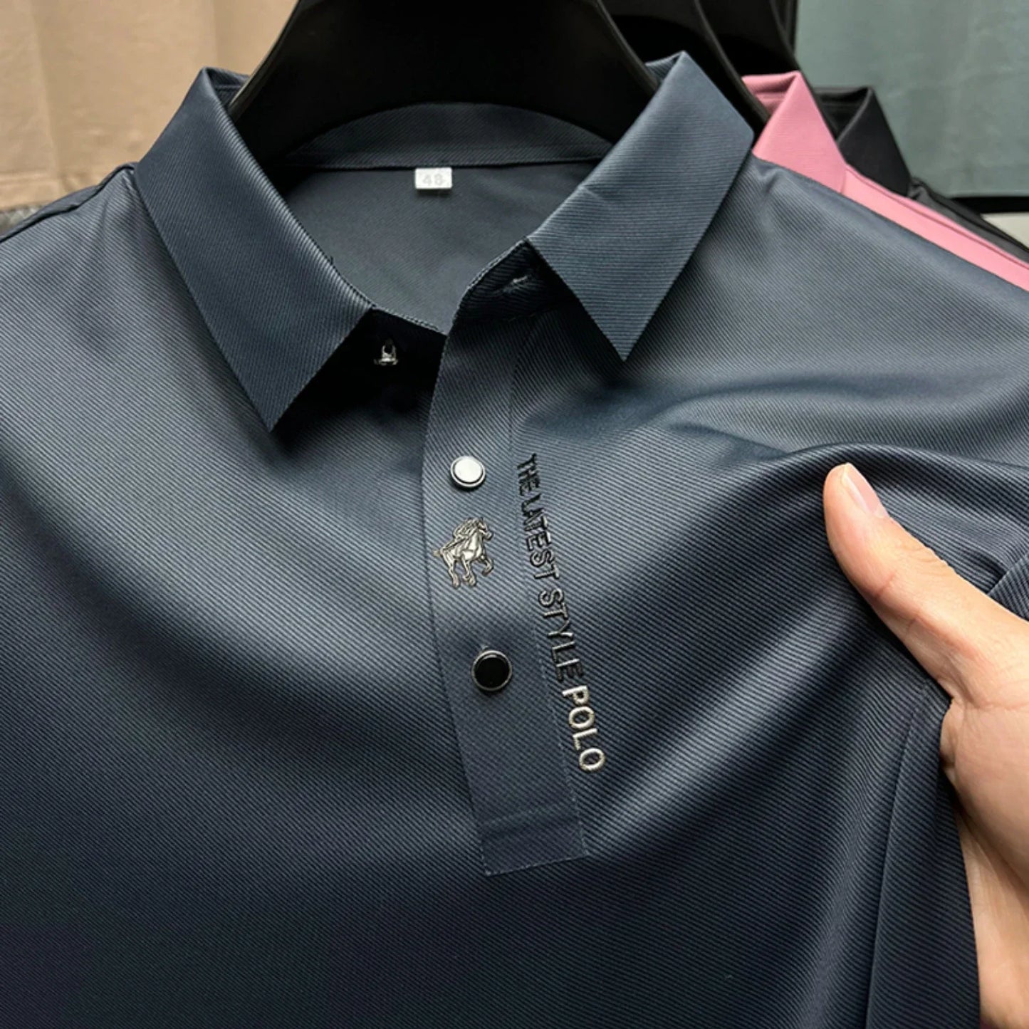 Sommerliches Poloshirt mit Eisseidenstickerei und Revers