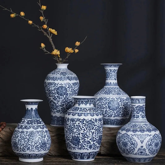 Vase en céramique bleue et blanche à corps mince