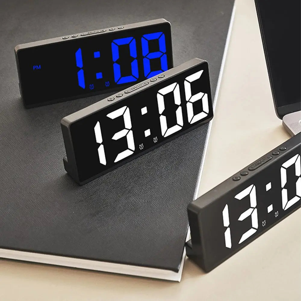 LED-Digitaluhr mit Hintergrundbeleuchtung/Alarm/Temperatur und Kalender