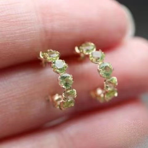 Ohrringe mit sieben kleinen Diamanten aus Olivenkristall für Damen