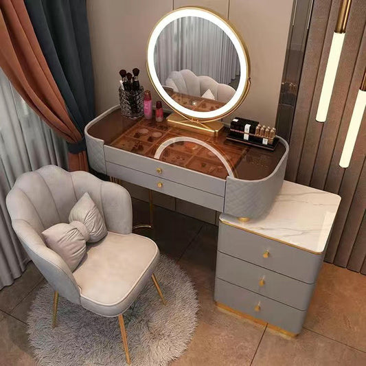 Elegantes Set aus Kommode und Stuhl für das Schlafzimmer